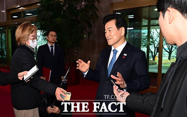 통일교 금품수수 의혹 당사자로 지목된 정동영 통일부 장관이 11일 오전 서울 종로구 정부서울청사로 출근하며 취재진의 질문에 답변하고 있다. /임영무 기자