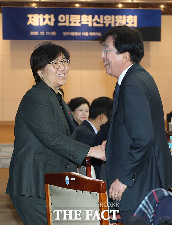 정기현 의료혁신위원회 위원장(가운데)이 11일 오전 서울 종로구 정부서울청사에서 열린 제1차 의료혁신위원회 참석해 발언을 하고 있다. /임영무 기자