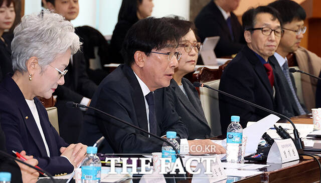 정기현 의료혁신위원회 위원장(가운데)이 11일 오전 서울 종로구 정부서울청사에서 열린 제1차 의료혁신위원회 참석해 발언을 하고 있다. /임영무 기자