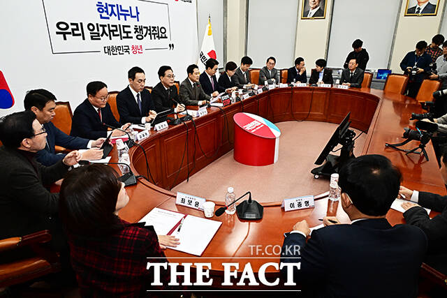 장동혁 국민의힘 대표(가운데)가 11일 오전 서울 여의도 국회에서 열린 최고위원회의에 참석해 모두발언을 하고 있다. /국회=배정한 기자