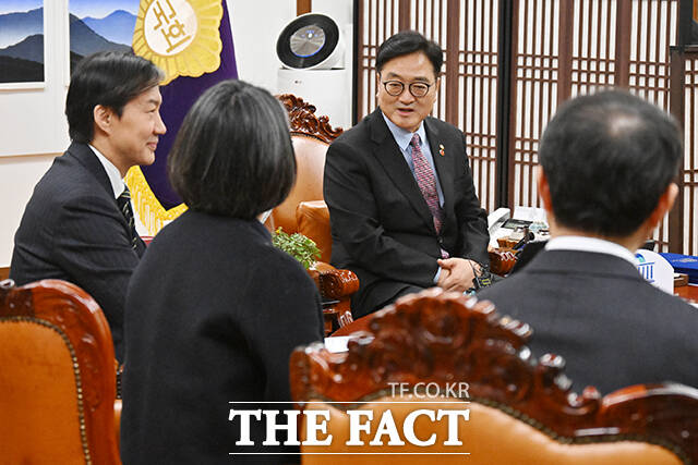 우원식 국회의장(가운데)이 11일 오전 서울 여의도 국회 의장집무실에서 열린 개혁진보 4당 정치개혁 연석회의 면담에 참석해 용혜인 기본소득당 대표, 조국 조국혁신당 대표, 김재연 진보당 상임대표, 한창민 사회민주당 대표(왼쪽부터)와 공동요구안을 들고 기념촬영하고 있다. /국회=배정한 기자