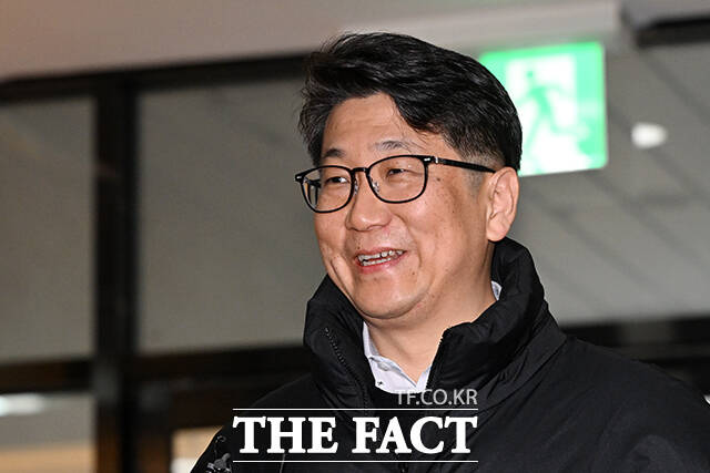 쿠팡 외압 의혹을 폭로한 문지석 검사가 11일 오전 서울 서초구 센트로빌딩 사무실에 마련된 관봉권 쿠팡 특검 사무실에 출석하고 있다. /서예원 기자