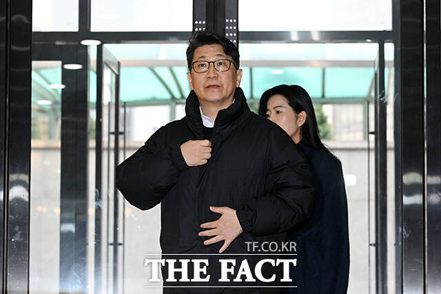 쿠팡 외압 의혹을 폭로한 문지석 검사가 11일 오전 서울 서초구 센트로빌딩 사무실에 마련된 관봉권 쿠팡 특검 사무실에 출석하고 있다. /서예원 기자