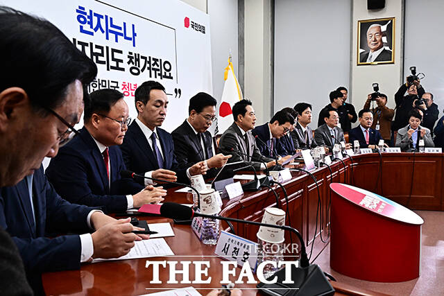 장동혁 국민의힘 대표(가운데)가 11일 오전 서울 여의도 국회에서 열린 최고위원회의에 참석해 모두발언을 하고 있다. /국회=배정한 기자