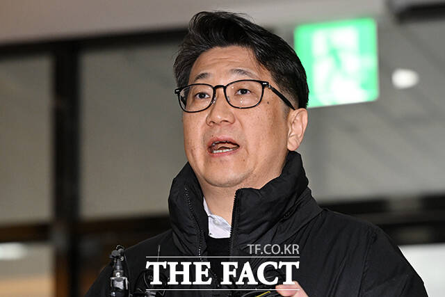 쿠팡 외압 의혹을 폭로한 문지석 검사가 11일 오전 서울 서초구 센트로빌딩 사무실에 마련된 관봉권 쿠팡 특검 사무실에 출석하고 있다. /서예원 기자