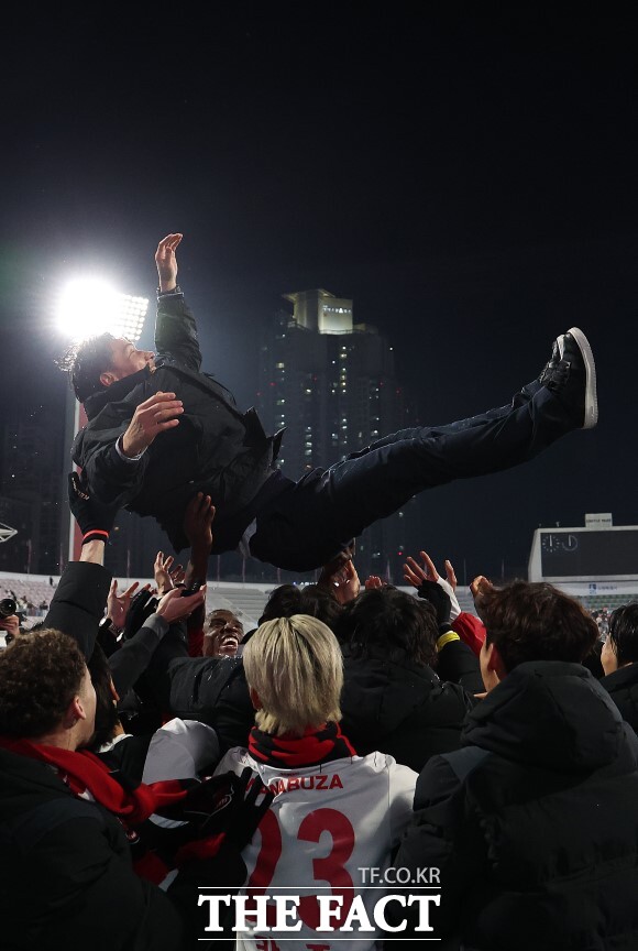 부천FC 선수들이 8일 수원종합운동장에서 열린 2025 K리그 승강 플레이오프(PO) 2차전 수원FC와의 원정 경기에서 3-2로 승리한 뒤 이영민 감독을 헹가래하고 있다. 1, 2차전 합계 4-2로 이긴 부천은 창단 19년 만에 처음 K리그1으로 승격했다. /뉴시스