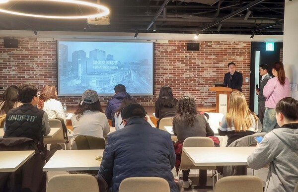 신세계면세점이 중국 관광객 증가에 착안해 '알리페이' 상용화에 전사적으로 나섰다. /신세계면세점