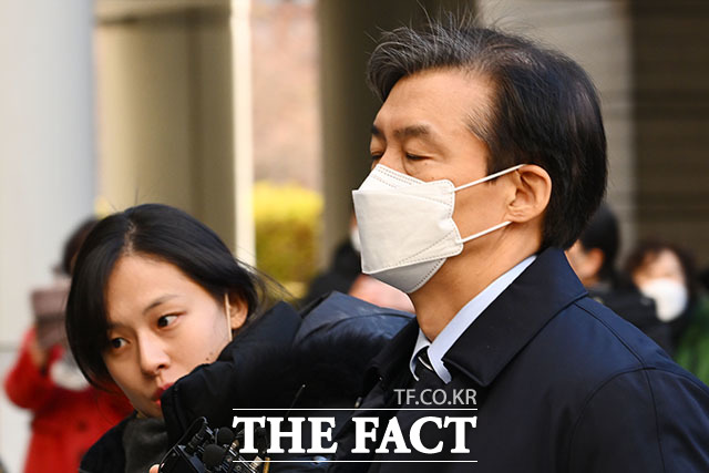 자녀 입시비리와 감찰 무마 등의 의혹을 받는 조국 전 법무부 장관이 지난 2022년 12월2일 오후 서울 서초구 서울중앙지방법원에서 열린 1심 결심공판에 출석하고 있다./남윤호 기자