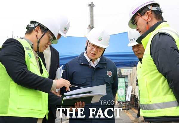 이장우 대전시장이 11일 도시철도 2호선 10공구 공사현장을 방문해 현장 점검을 실시하고 있다. /대전시