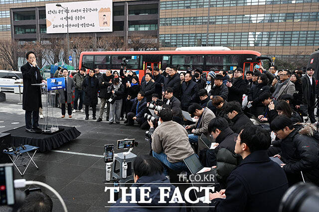 박주민 더불어민주당 의원이 11일 오전 서울 종로구 광화문광장에서 서울시장 출마 선언을 하고 있다. /남용희 기자