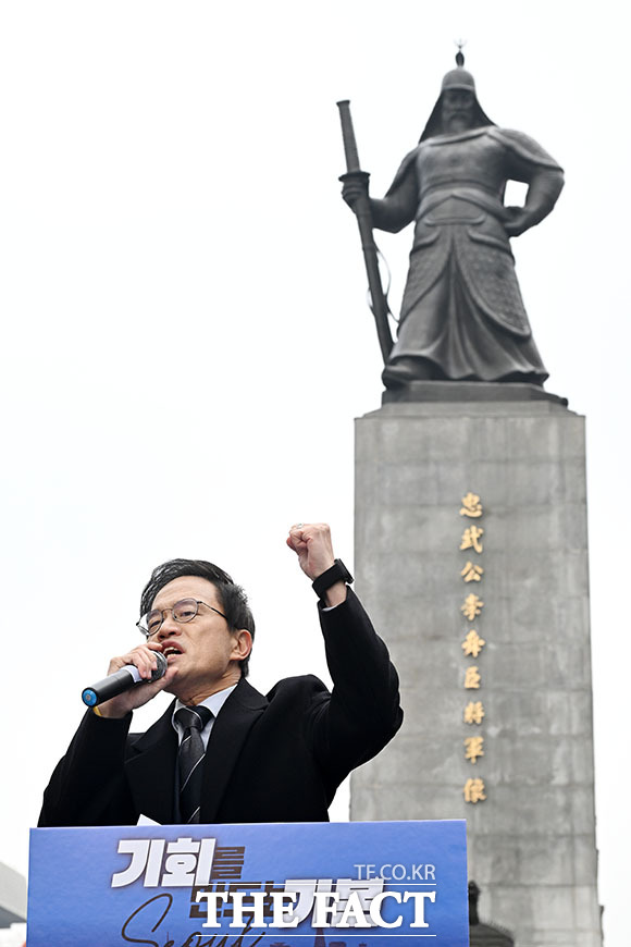 '서울의 중심 광화문광장에서 서울시장을 외치다' 서울시장 출마선언한 박주민 의원.