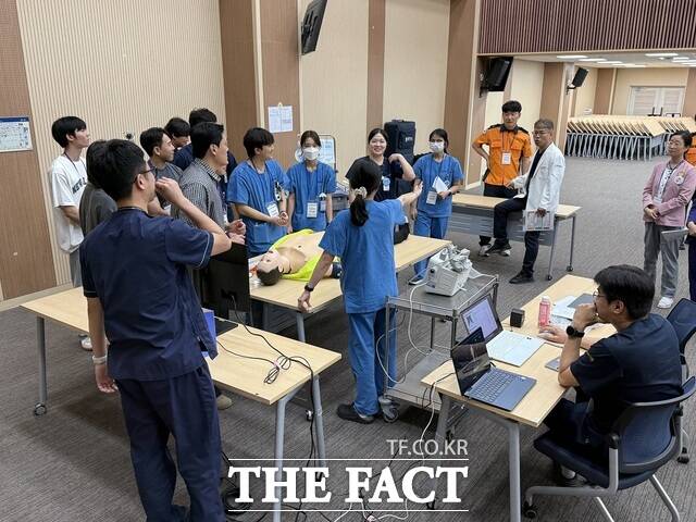 성가롤로병원 권역응급의료센터 김재혁 센터장을 중심으로 응급의료진들이 응급시뮬레이션 교육을 하고 있다. /순천시