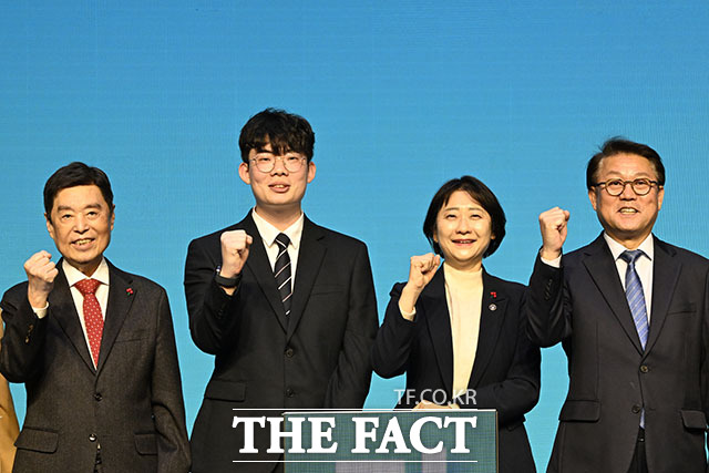 기념촬영하는 김병준 사회복지공동모금회 회장과 삼성 희망 디딤돌 수혜자 대표 정재국 씨, 이스란 보건복지부 제1차관, 박승희 삼성전자 CR담당 사장(왼쪽부터). /인천=송호영 기자