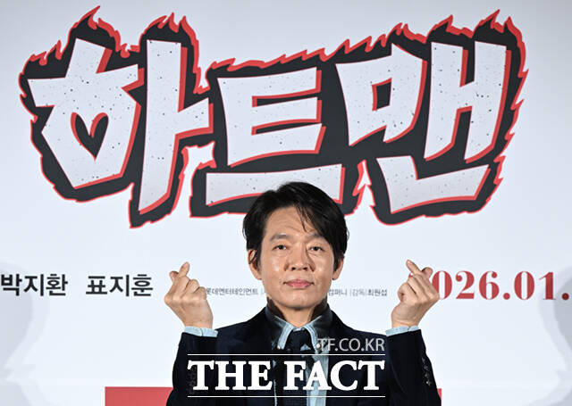 배우 권상우와 박지환, 표지훈(왼쪽부터)이 11일 서울 광진구 롯데시네마 건대입구에서 열린 영화 '하트맨' 제작보고회에 참석해 극 중 선보인 춤을 추고 있다.