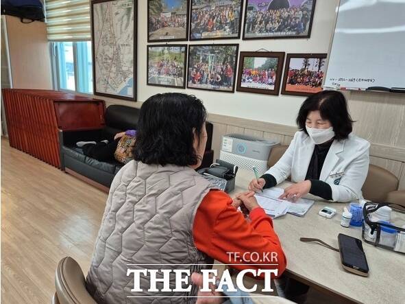 울진군이 65세 이상 어르신 360명을 대상으로 6개월간 추진한 AI·IoT 기반 어르신 건강관리사업이 어르신들의 뜨거운 호응 속에 마무리됐다. /울진군