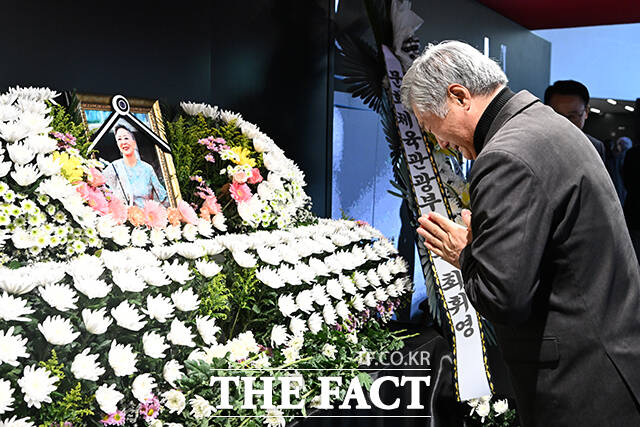 배우 故김지미의 추모 공간이 11일 오후 서울 중구 서울영화센터에 마련된 가운데 한 추모객이 슬픔에 잠겨 있다. /서예원 기자