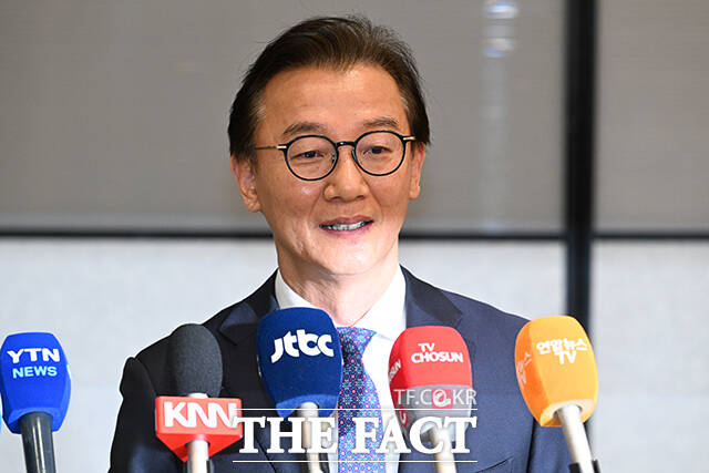 통일교 측으로부터 금품 수수 의혹을 받는 전재수 해양수산부 장관이 11일 오전 인천국제공항을 통해 귀국하며 입장을 밝히고 있다. /인천국제공항=박헌우 기자