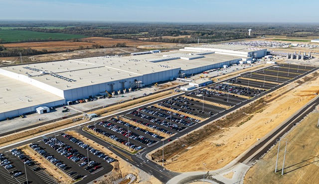 SK온은 포드와 합작 생산 시설을 각각 독립적으로 소유·운영하기로 합의했다고 11일 밝혔다. 블루오벌SK 테네시 공장 전경. /SK온