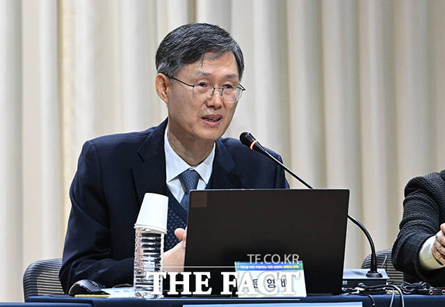 문형배 전 헌법재판소장(왼쪽)이 11일 오전 서울 서초구 서울법원종합청사에서 열린 '국민을 위한 사법제도 개편' 공청회에 참석해 모두발언을 하고 있다. /박헌우 기자