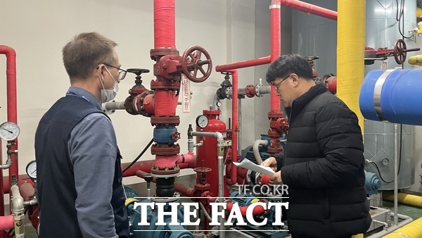 대전시 관계자들이 관내 요양병원에 대한 특별 점검을 실시하고 있는 모습. /대전시