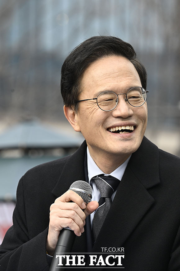 박 의원이 선거 출마를 선언하는 모습.