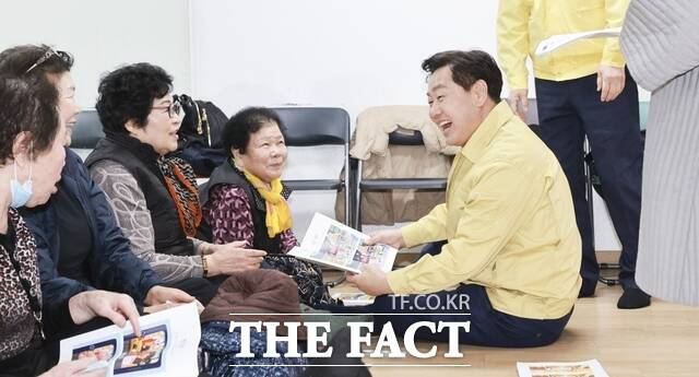 11일 김관영 전북도지사가 겨울철 자연재난 대비 현장행정으로 전주 서원노인복지관 및 제설전진기지를 찾아 취약계층 보호를 위한 한파쉼터 운영 현황과 도로 교통 불편 방지를 위한 제설 대응 체계를 점검하고 있다. /전북도