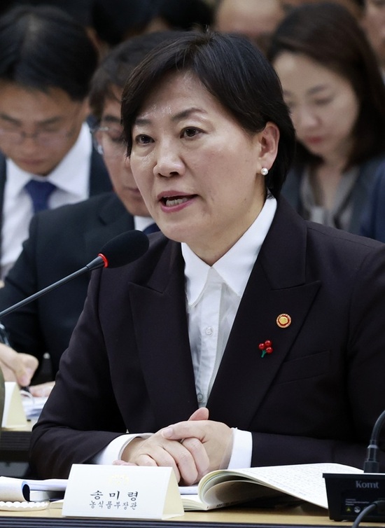 송미령 농림축산식품부 장관이 11일 세종시 정부세종컨벤션센터에서 열린 '희망찬 농업·농촌, 모두가 행복하게 일하는 나라' 농림축산식품부(농촌진흥청·산림청)-고용노동부 업무보고에서 이재명 대통령 질문에 답하고 있다. /뉴시스