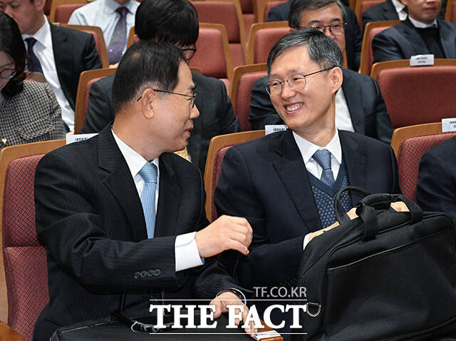 문형배 전 헌법재판소장(왼쪽)이 11일 오전 서울 서초구 서울법원종합청사에서 열린 '국민을 위한 사법제도 개편' 공청회에 참석해 모두발언을 하고 있다. /박헌우 기자