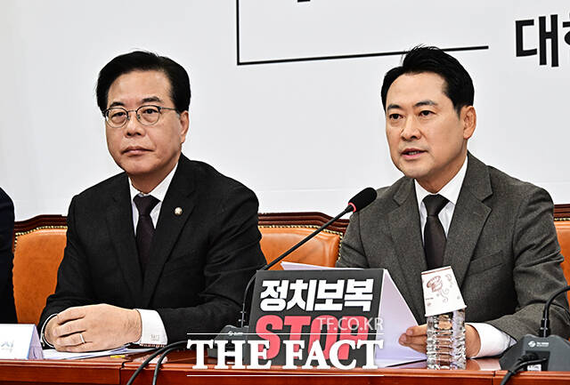 장동혁 국민의힘 대표(가운데)가 11일 오전 서울 여의도 국회에서 열린 최고위원회의에 참석해 모두발언을 하고 있다. /국회=배정한 기자