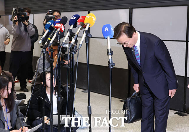 통일교 측으로부터 금품 수수 의혹을 받는 전재수 해양수산부 장관이 11일 오전 인천국제공항을 통해 귀국하며 입장을 밝히고 있다. /인천국제공항=박헌우 기자