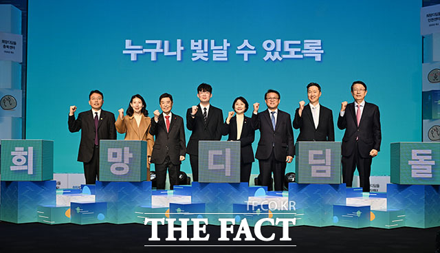 김병준 사회복지공동모금회 회장과 삼성 희망 디딤돌 수혜자 대표 정재국 씨, 이스란 보건복지부 제1차관, 박승희 삼성전자 CR담당 사장(왼쪽 세 번째부터) 및 참석자들이 11일 오후 인천 부평구 청소년수련관에서 열린 '삼성 희망 디딤돌 10주년 기념식'에 참석해 기념촬영을 하고 있다. /인천=남용희 기자