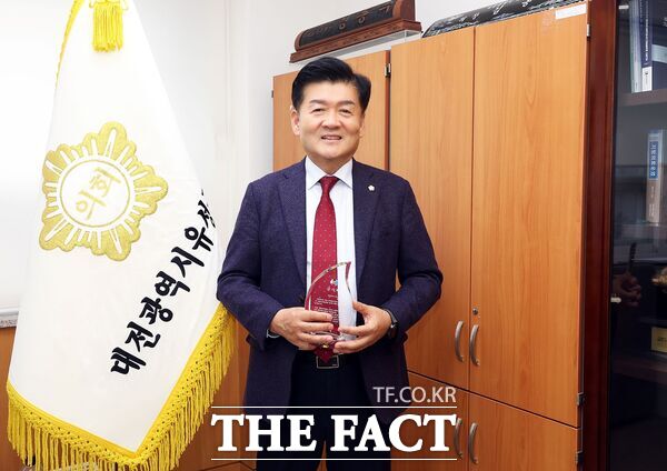 김동수 대전 유성구의회 의장이 11일 진잠동 주민자치회로부터 감사패를 받았다. /김동수 의장