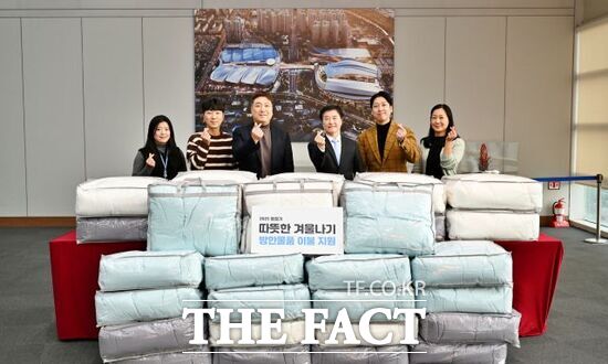 이재율 킨텍스 대표이사(왼쪽 4번째)를 비롯한 킨텍스 관계자들이 지난 10일 겨울철 난방 취약계층을 지원하기 위해 경기북부 장애인 복지관 관계자들에게 방한 이불을 전달한 뒤 기념촬영을 하고 있다. /킨텍스