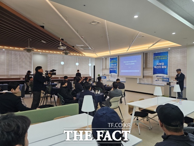 11일 익산시에서 신원식 전북도 미래첨단산업국장과 최재용 익산시 부시장, 김대중 전북도의회 경제산업건설위원장을 비롯해 관련 기관 관계자 등이 참석한 가운데 전북 AX랩 개소식이 열리고 있다. /전북도