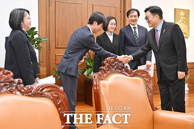 우원식 국회의장(가운데)이 11일 오전 서울 여의도 국회 의장집무실에서 열린 개혁진보 4당 정치개혁 연석회의 면담에 참석해 용혜인 기본소득당 대표, 조국 조국혁신당 대표, 김재연 진보당 상임대표, 한창민 사회민주당 대표(왼쪽부터)와 공동요구안을 들고 기념촬영하고 있다. /국회=배정한 기자