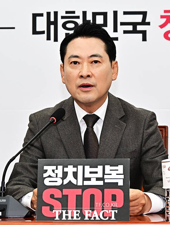 장동혁 국민의힘 대표(가운데)가 11일 오전 서울 여의도 국회에서 열린 최고위원회의에 참석해 모두발언을 하고 있다. /국회=배정한 기자