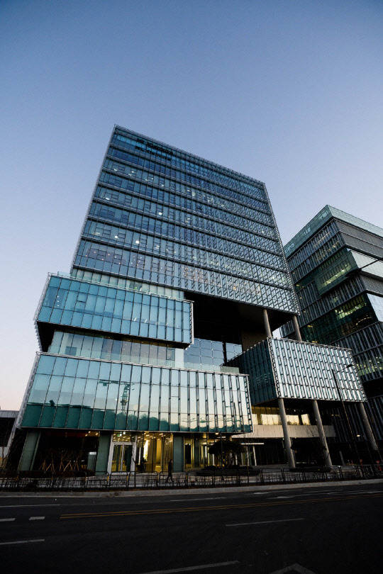 정몽원 HL그룹 회장 장녀 정지연 씨 남편 이윤행 HL클레무브 부사장은 지난 8일 정기 인사를 통해 HL클레무브 최고경영자(CEO) 사장이 됐다. 사진은 HL클레무브 판교 신사옥 넥스트 엠(M) 전경. /HL그룹