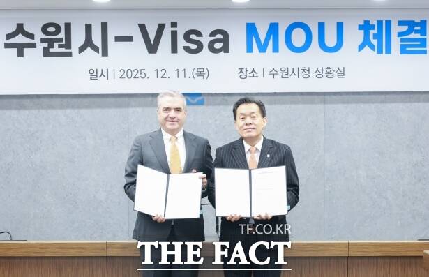 이재준 수원시장(오른쪽)과 패트릭 스토리 비자 코리아 사장이 11일 시청에서 협약을 체결한 뒤 기념 촬영을 하고 있다. /수원시