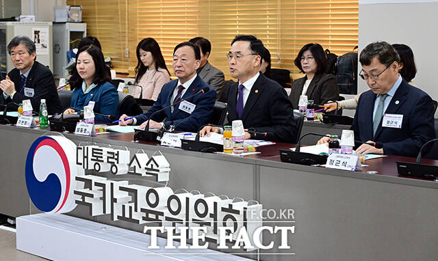 차정인 국가교육위원장(왼쪽 두 번째), 강은희 전국시도교육감협의회 회장(대구광역시교육감), 정근식 서울시교육감이 11일 오후 서울 종로구 정부서울청사에서 열린 시도교육감과의 간담회에 참석해 기념촬영을 하고 있다. /임영무 기자