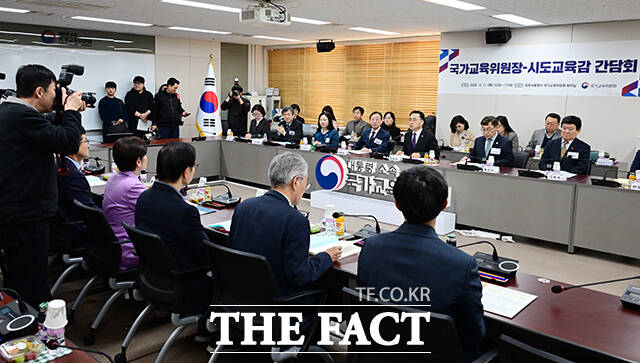 차정인 국가교육위원장(왼쪽 두 번째), 강은희 전국시도교육감협의회 회장(대구광역시교육감), 정근식 서울시교육감이 11일 오후 서울 종로구 정부서울청사에서 열린 시도교육감과의 간담회에 참석해 기념촬영을 하고 있다. /임영무 기자