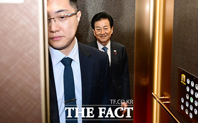 통일교 금품수수 의혹 당사자로 지목된 정동영 통일부 장관이 11일 오전 서울 종로구 정부서울청사로 출근하며 취재진의 질문에 답변하고 있다. /임영무 기자