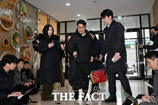 쿠팡 외압 의혹을 폭로한 문지석 검사가 11일 오전 서울 서초구 센트로빌딩 사무실에 마련된 관봉권 쿠팡 특검 사무실에 출석하고 있다. /서예원 기자