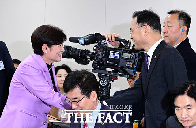 차정인 국가교육위원장(왼쪽 두 번째), 강은희 전국시도교육감협의회 회장(대구광역시교육감), 정근식 서울시교육감이 11일 오후 서울 종로구 정부서울청사에서 열린 시도교육감과의 간담회에 참석해 기념촬영을 하고 있다. /임영무 기자