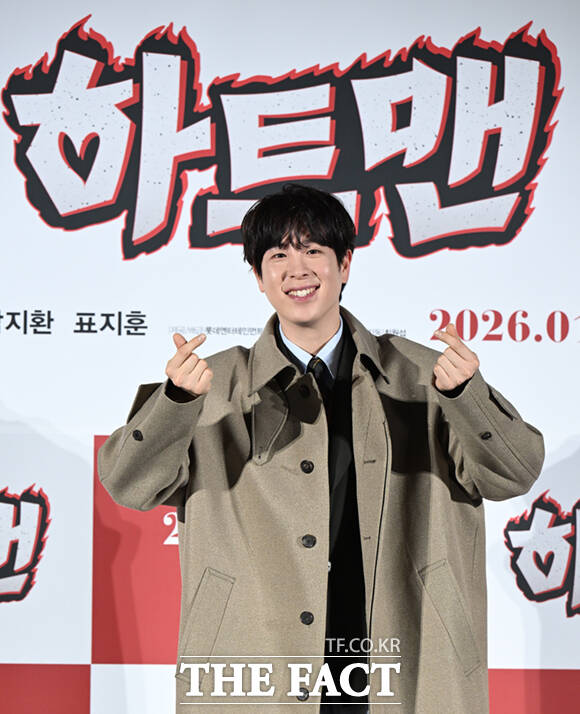 배우 권상우와 박지환, 표지훈(왼쪽부터)이 11일 서울 광진구 롯데시네마 건대입구에서 열린 영화 '하트맨' 제작보고회에 참석해 극 중 선보인 춤을 추고 있다.