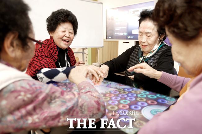 포천 AI 사랑방에서 어르신들이 스마트 터치 테이블로 게임을 즐기고 있다. /경기도