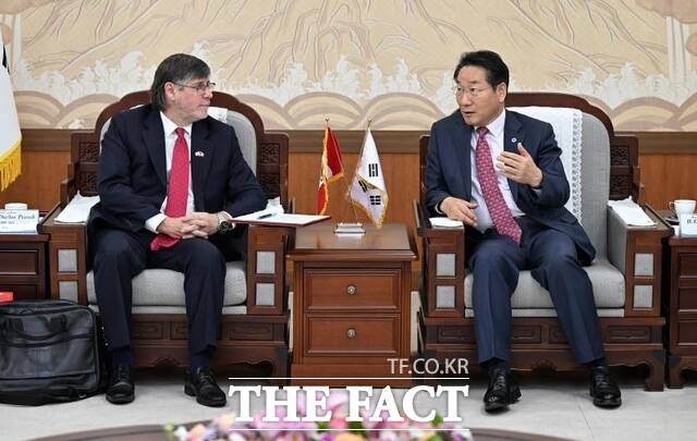 유정복 인천시장(오른쪽)이 11일 시청 대접견실에서 파울 페르난도 두클로스 파로디 주한 페루대사를 접견하고 경제·문화교류 확대 방안 등을 논의하고 있다./인천시