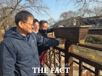  금산군, 금산천·금천대교 꽃길화분 안전난간대 상부로 이동 설치