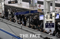  '철도노조 파업 유보' 정상 운행…서울역 '기차만큼 긴 줄' [포토]