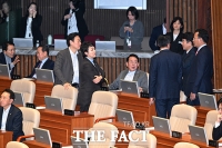  곽규택 의원 피켓에 대해 항의하는 문진석 원내수석부대표 [포토]