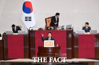  우원식 의장에 대한 항의성 피켓 거치하고 필리버스터 돌입한 곽규택 의원 [TF사진관]